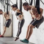 2 גברים ואישה מתאמנים במכון בתקופת חיטוב