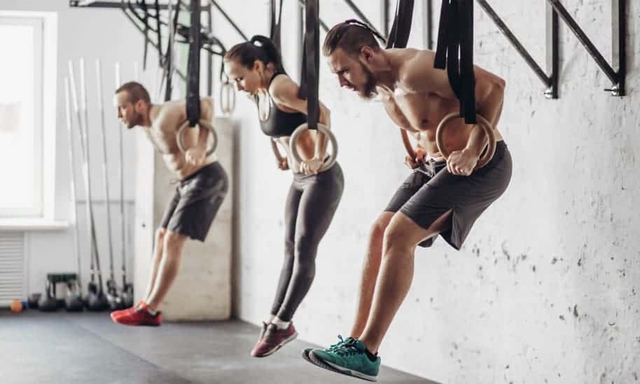 2 גברים ואישה מתאמנים במכון בתקופת חיטוב