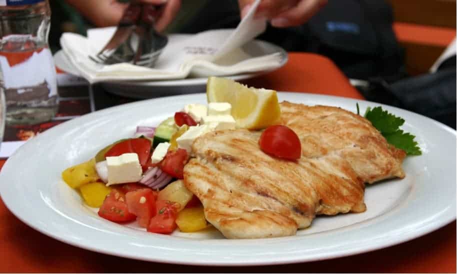 חזה עוף עם ביצת עין