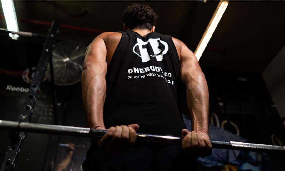 גבר מאמן את שריר האמה שלו