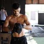 גבר שם כפפות אימון