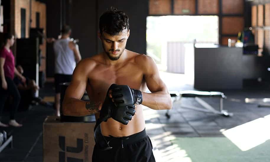 גבר שם כפפות אימון