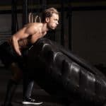 גבר מרים גלגל של טרקטור