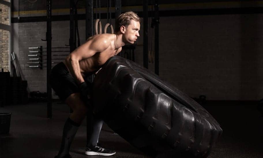 גבר מרים גלגל של טרקטור