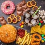 מיקס של מאכלים מושחתים המבורגרים ודונאטס