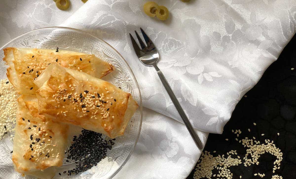 בורקס דפי אורז במילוי תרד וגבינה בולגרית