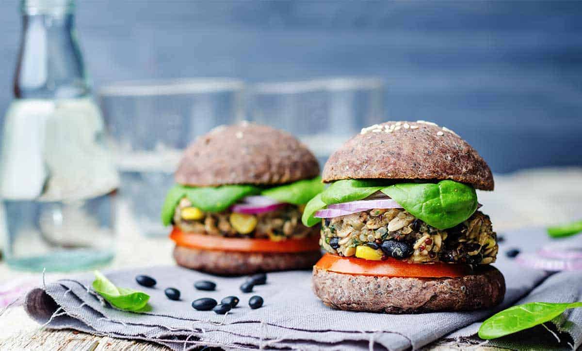 תמונה של המבורגר שעשוי משעועית שחורה עם חסה ועגבנייה