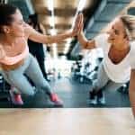 2 בנות מוחאות כף תוך כדי שהן במצב של שכיבת סמיכה