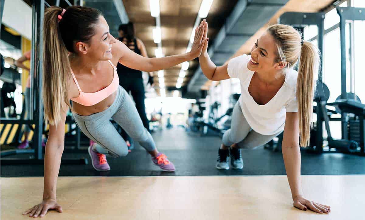 2 בנות מוחאות כף תוך כדי שהן במצב של שכיבת סמיכה