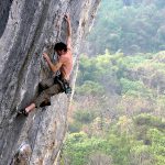 גבר בלי חולצה מבצע טיפוס על הר