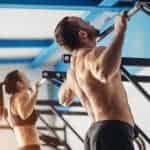 גבר ואישה עושים עליות מתח ביחד