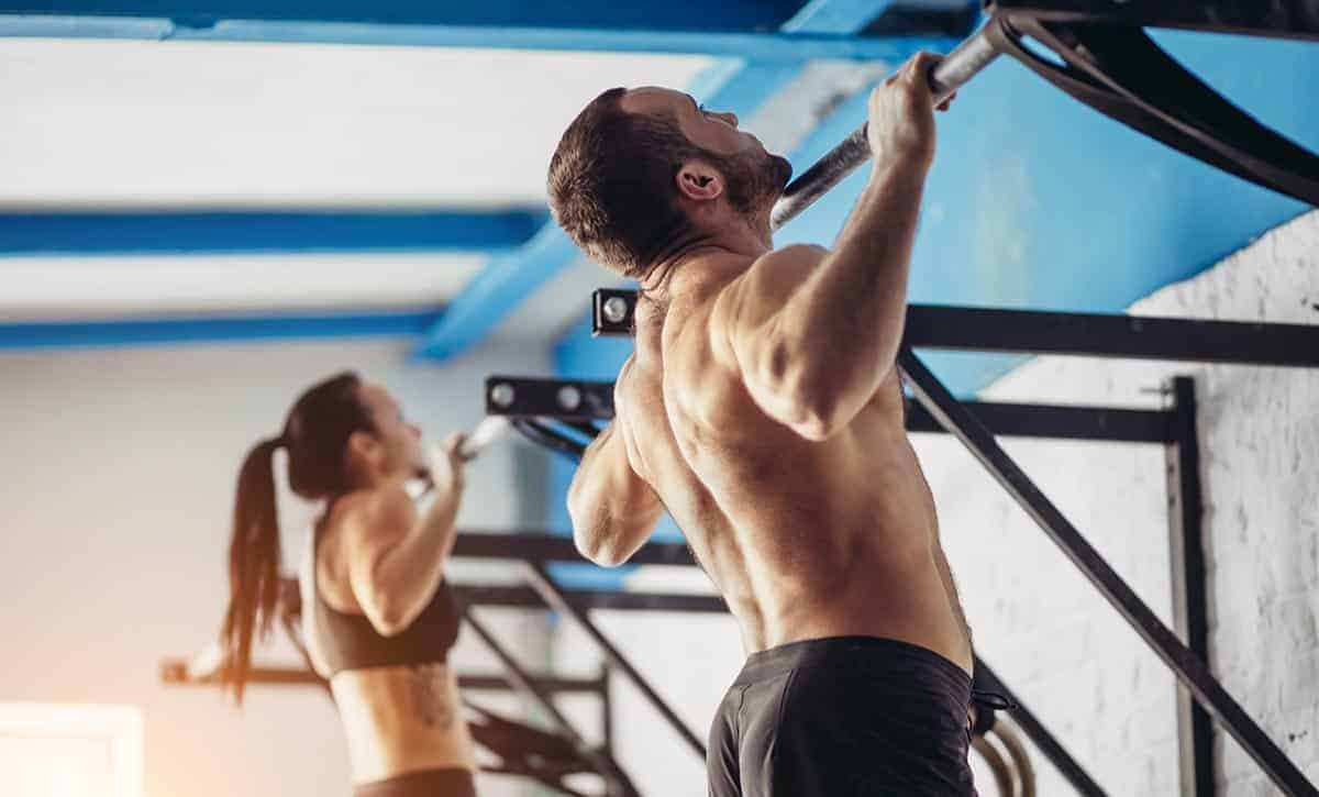 גבר ואישה עושים עליות מתח ביחד