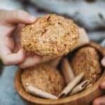 איש מחזיק עוגיית גרנולה גדולה ומגיש אותה למצלמה