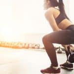 אישה מבצעת תרגיל סווינג עם קטלבל בשעות היום