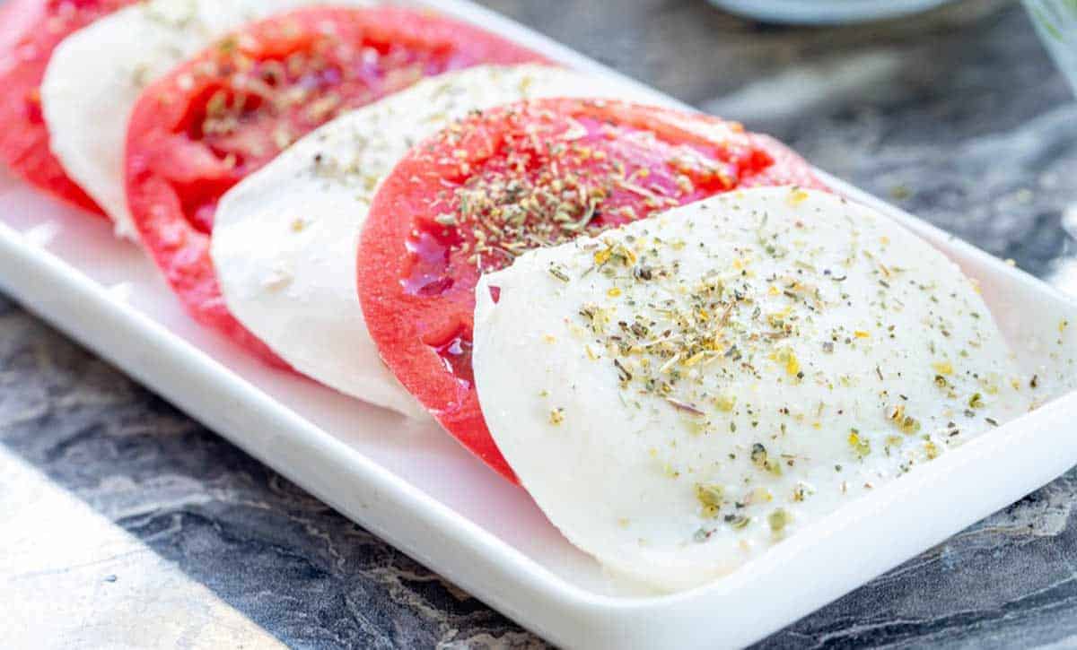 פרוסות גבינת מוצרלה ועגבניות