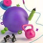 כדור פילאטיס, משקולות, חבל קפיצה, בקבוק מים ירוק ומשקולות בכתבה על טיפים