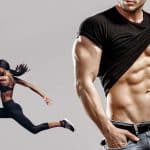 גבר ומראה קוביות בבטן ואישה לידו רצה