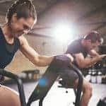 גבר ואישה על אופני כושר מתאמנים בצורה אינטנסיבית