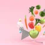 פירות וירקות בתפזורת על רקע ורוד