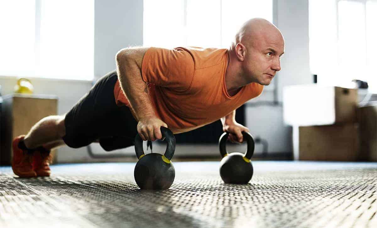 גבר בגיל העמידה מתאמן ומנסה להבין איך שומרים על כושר בגיל 40