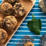 מאפינס, תרד וזרעי צ'יה על מפת פסים כחול לבן