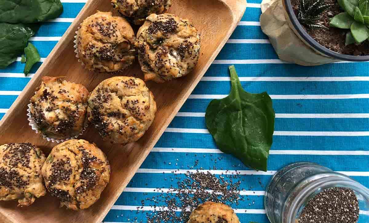 מאפינס, תרד וזרעי צ'יה על מפת פסים כחול לבן