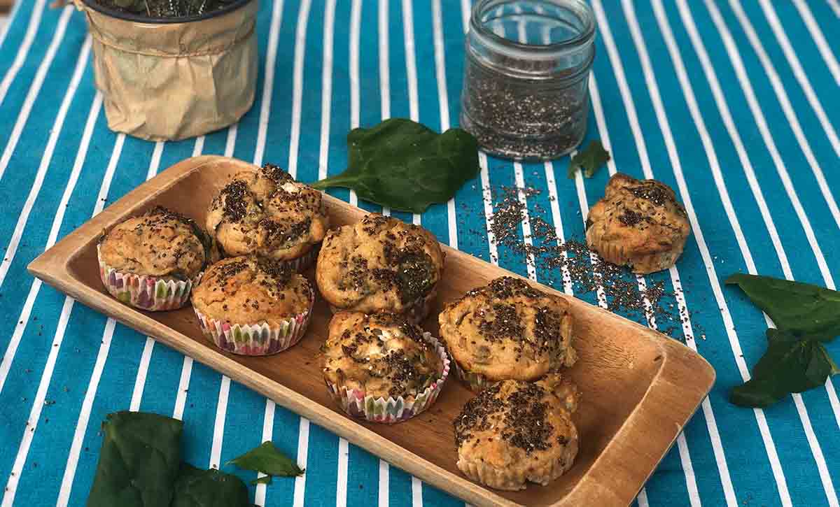 מאפינס, תרד וזרעי צ'יה על מפת פסים כחול לבן