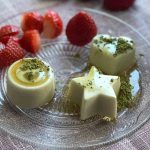 פנקוטה עם תותים ואבקת מאצ'ה