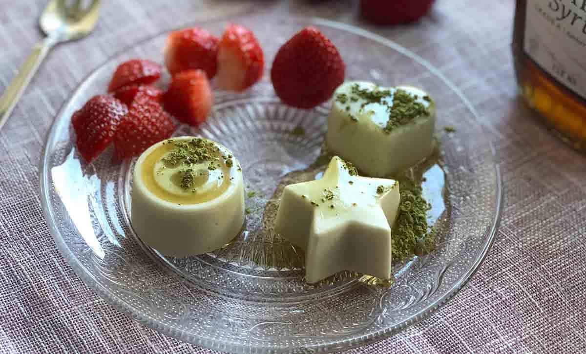 פנקוטה עם תותים ואבקת מאצ'ה