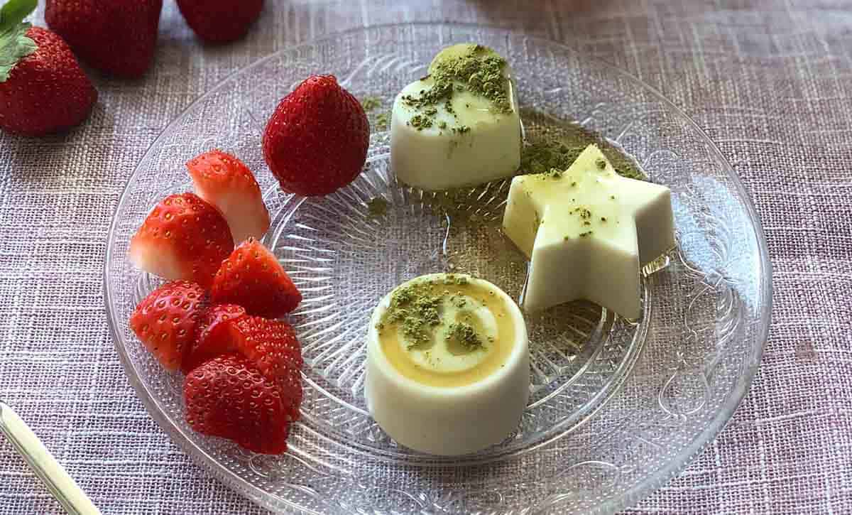 פנקוטה עם אבקת מאצ'ה ותותים על צלחת