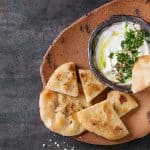 פיתה עם גבינה על צלחת מחרסינה