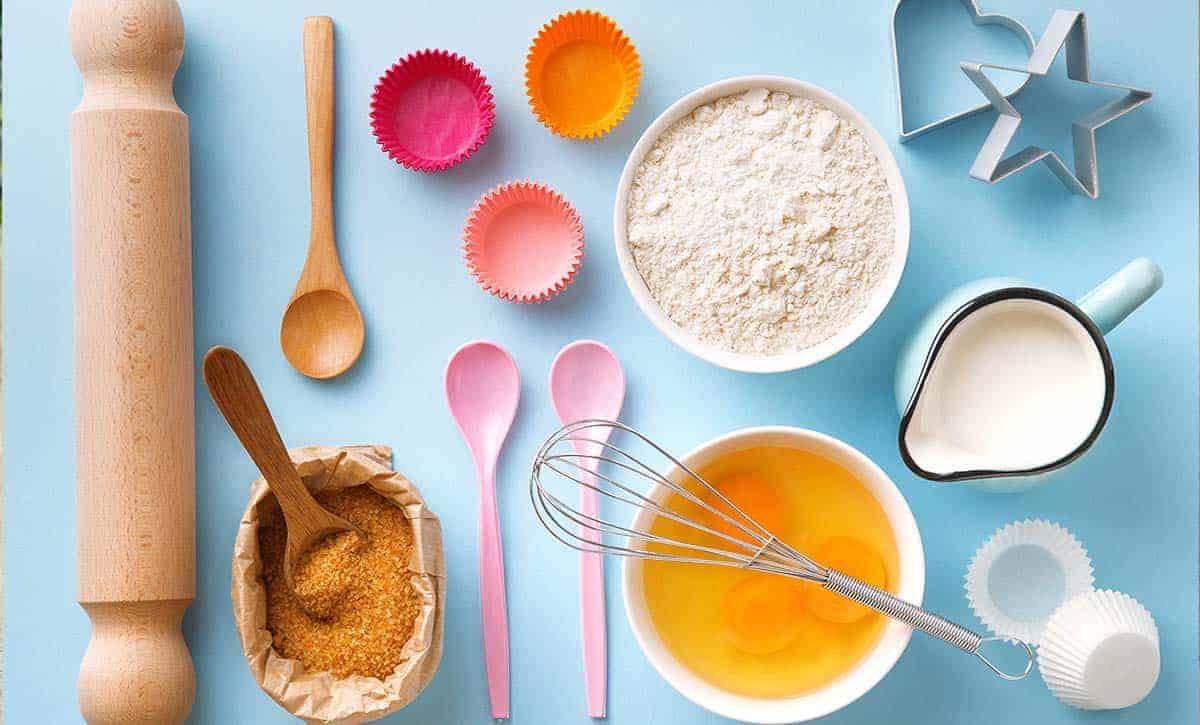 מצרכים להכנת עוגת גבינה, סוכר חום, חלב, מערוך תבניות