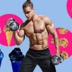 גבר שרירי בלי חולצה על רקע של גלידות עוגיות ומאפינס